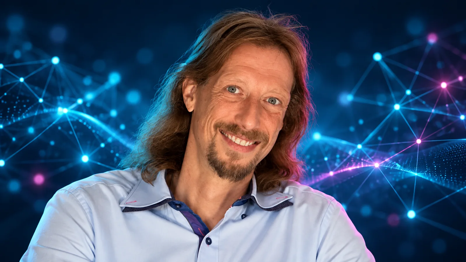 Lars Mährholz vor einem digital gestalteten Hintergrund in Dunkelblau, Türkis und Pink.
